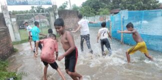 ঐতিহ্যবাহী খেরুয়া মসজিদের সড়কে জলাবদ্ধতা: দূর্ভোগে ৫শত পরিবার